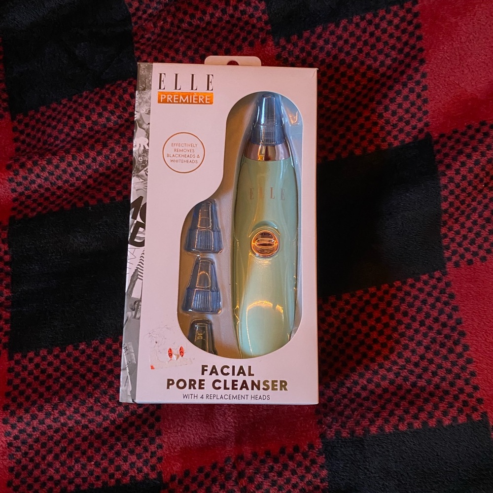 Elle Première Facial Pore Cleanser in White and Black